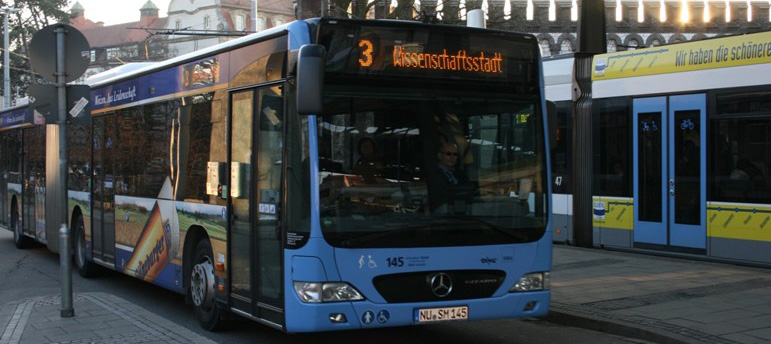 Bus und Straßenbahn am Ehinger Tor