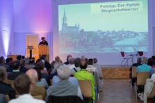 Stefan Kaufmann, Leiter des Verschwörhaus Ulm, beim Vortrag zum Thema Bürgerarchiv